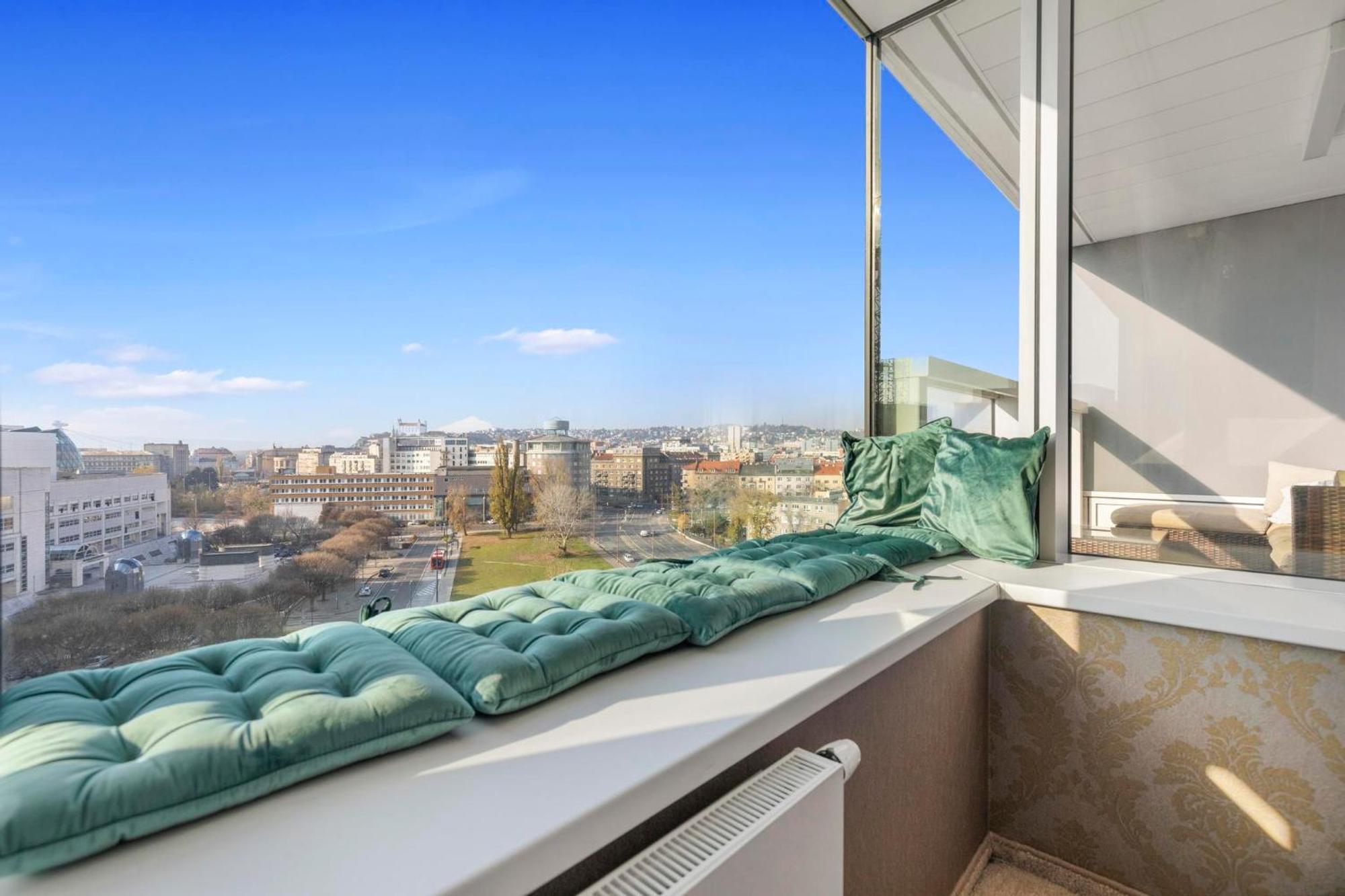 Panorama City Apartment In Downtown Area With Free Parking And Castle View براتسيلافا المظهر الخارجي الصورة