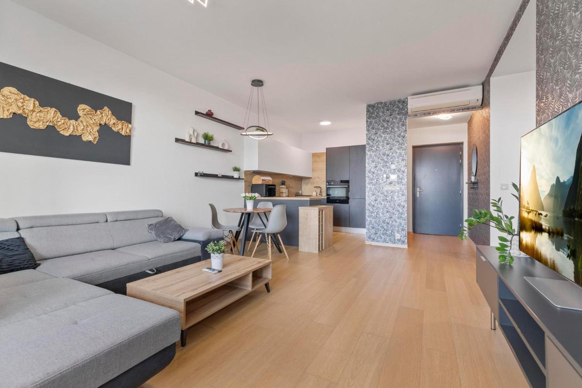 Panorama City Apartment In Downtown Area With Free Parking And Castle View براتسيلافا المظهر الخارجي الصورة